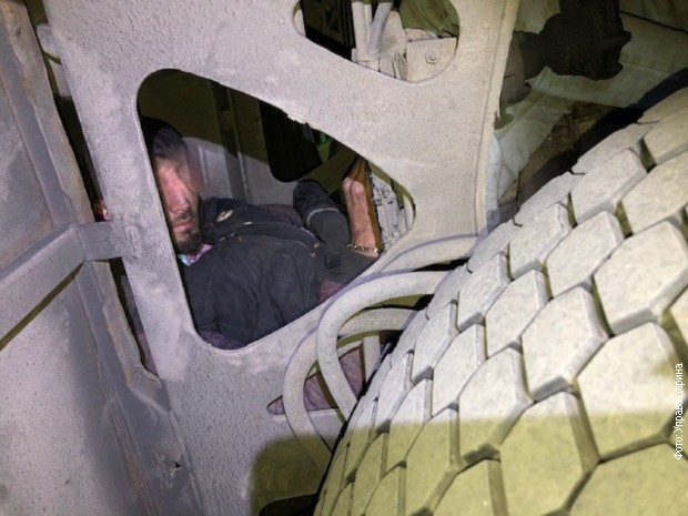migrant sakriven na osovini izmedju tockova autobusa 22 10 2019