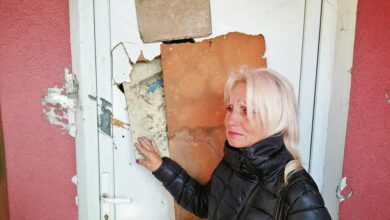2057043 0604 optuzili je da je vracara pa je kamenovali ulazna vrata 2 ff
