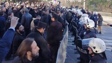 svestenici policija