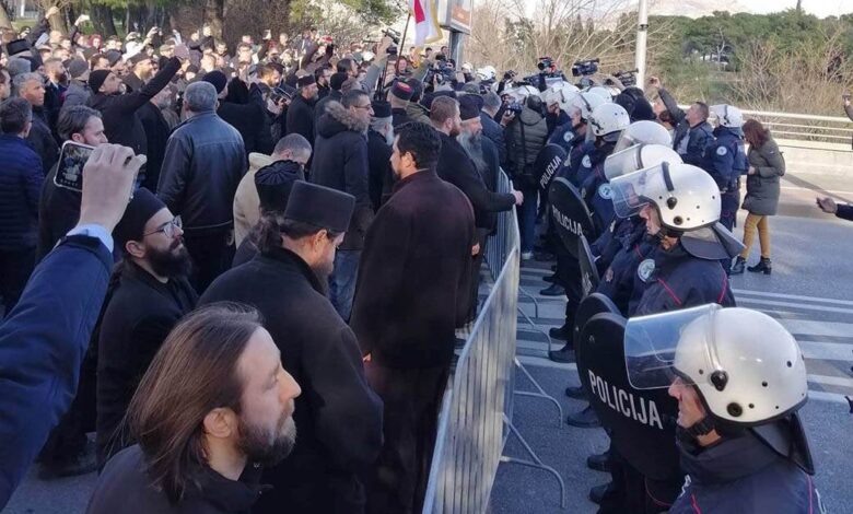 svestenici policija