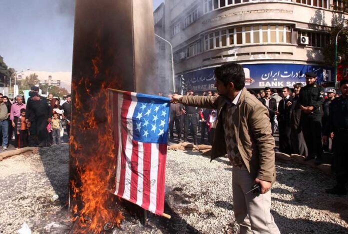 paljenje americke zastave 696x469