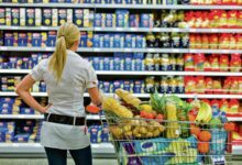 2138377 stockphotoawomanisoverwhelmedwiththewiderangeinthesupermarketwhenshopping133681769 ls s