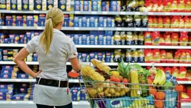 2138377 stockphotoawomanisoverwhelmedwiththewiderangeinthesupermarketwhenshopping133681769 ls s