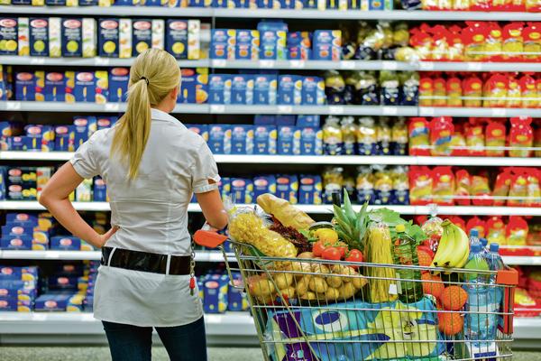 2138377 stockphotoawomanisoverwhelmedwiththewiderangeinthesupermarketwhenshopping133681769 ls s