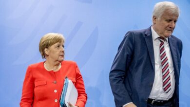 bundeskanzlerin angela merkel und innenminister horst seehofer auf einer pressekonferenz seehofer brachte mit vorstoessen im maassen streit und in der fluechtlingspolitik mehrfach das fortbestehen der