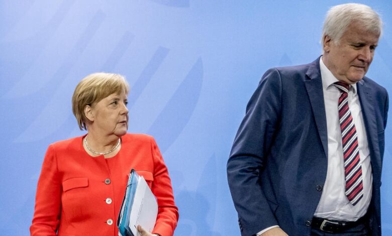bundeskanzlerin angela merkel und innenminister horst seehofer auf einer pressekonferenz seehofer brachte mit vorstoessen im maassen streit und in der fluechtlingspolitik mehrfach das fortbestehen der