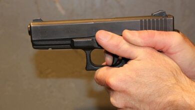 pistolj uperen pixabay
