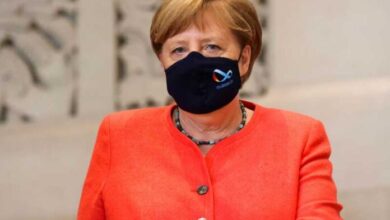 angela merkel maska 696x469