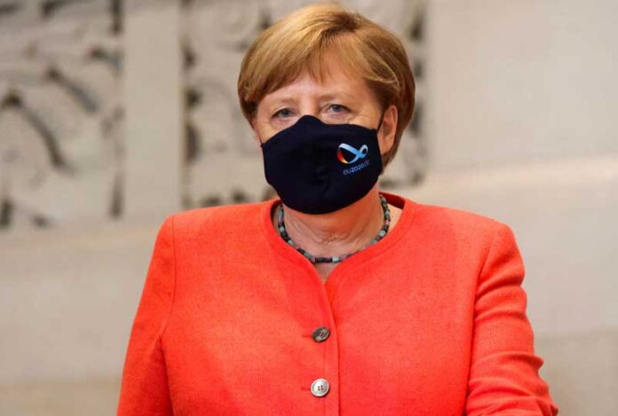 angela merkel maska 696x469