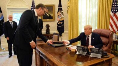 vucic trump olovka 696x469