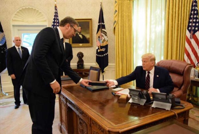 vucic trump olovka 696x469